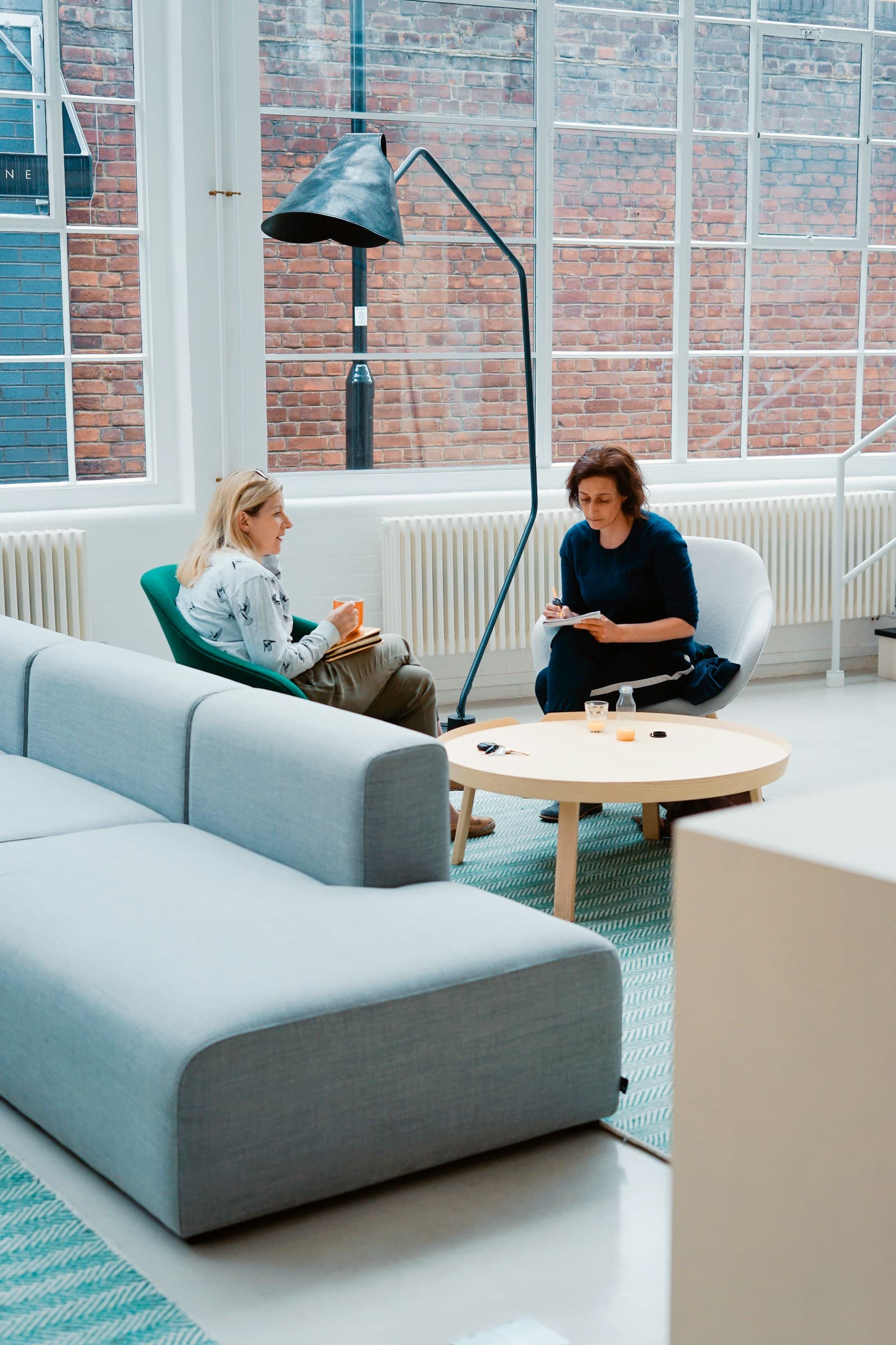 Deux personnes en discussion lors d'une séance de coaching