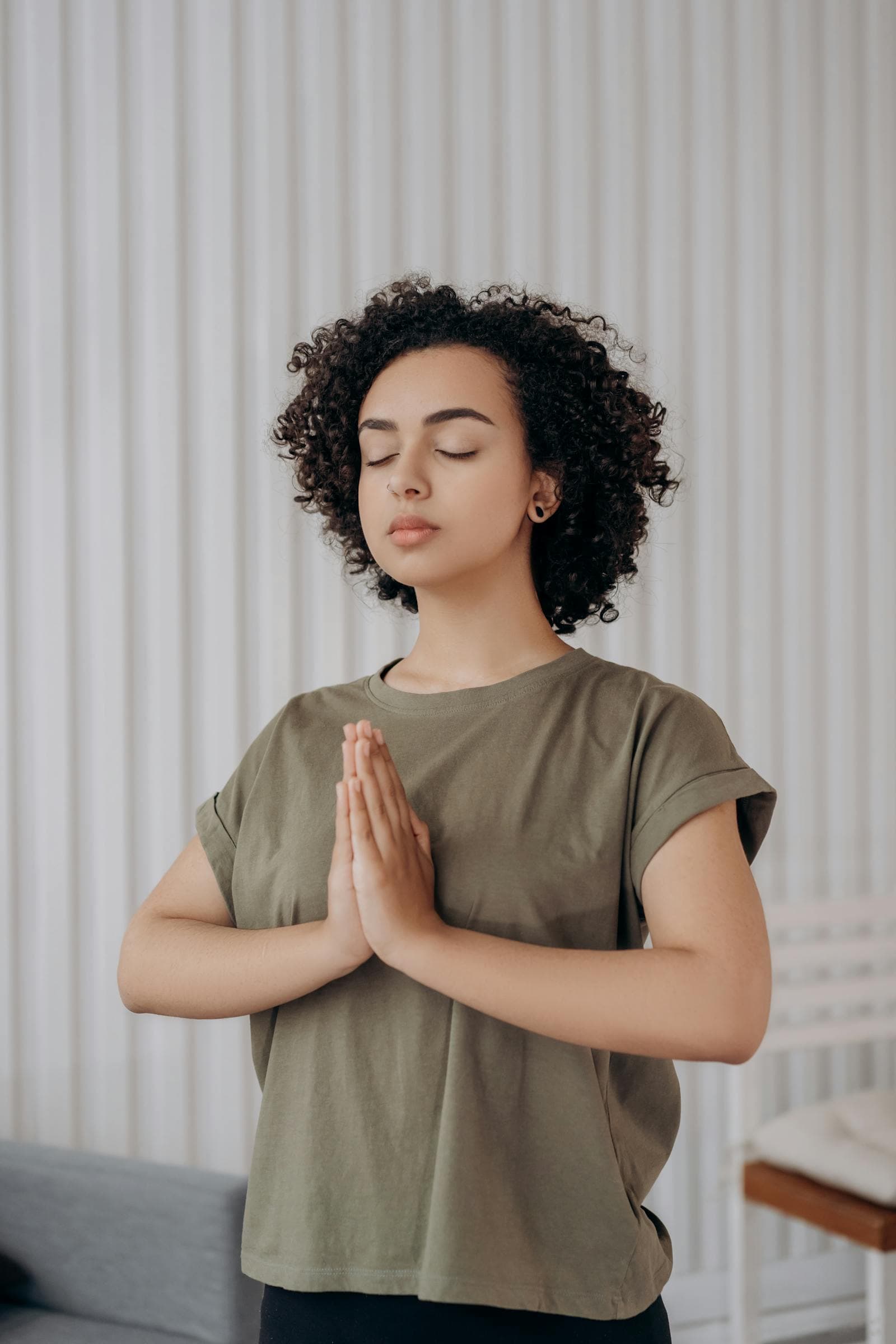 Femme en posture de méditation, séance de sophrologie