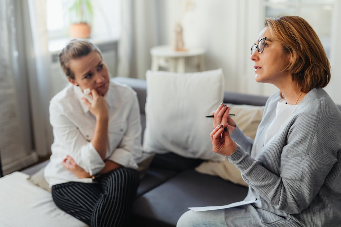 Une praticienne accompagne sa cliente avec bienveillance